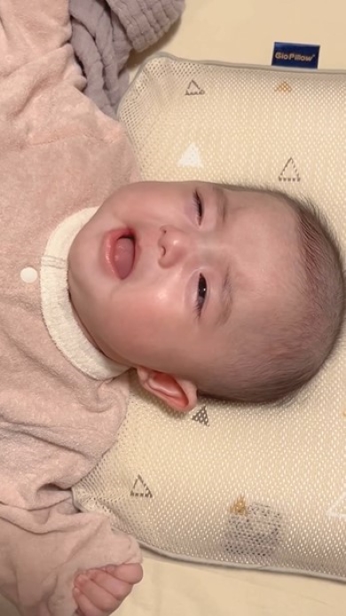 眠そうな赤ちゃん