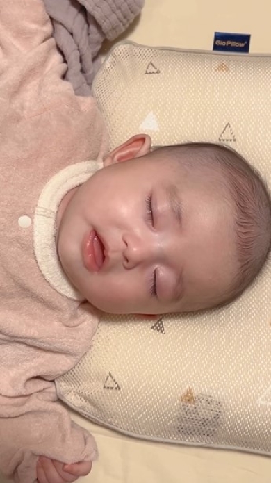 眠そうな赤ちゃん
