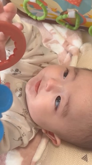 メリーで遊ぶ赤ちゃん