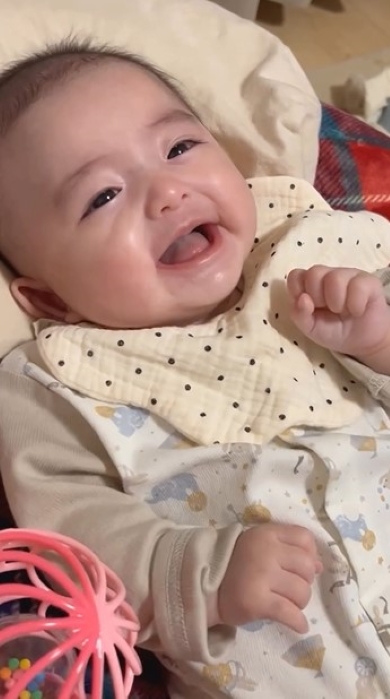 ボール遊びで笑う赤ちゃん
