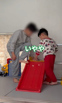 弟に言い過ぎて反省する兄