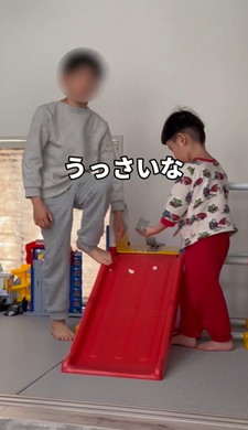 弟に言い過ぎて反省する兄