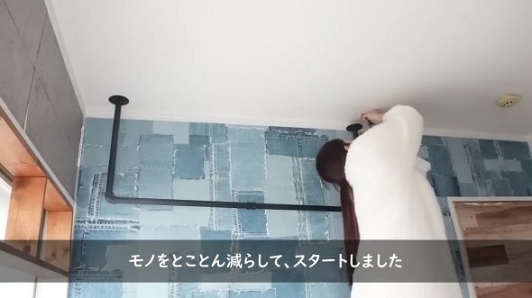 4.5畳の子ども部屋を作り変えるためポールハンガーを取り付ける