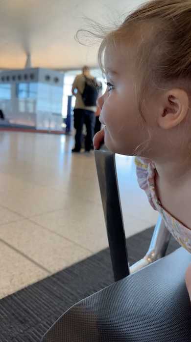 空港で一点を見つめる女の子