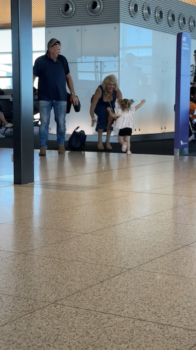 祖母の腕に飛び込む孫