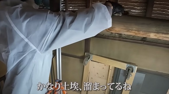 築年数不明のやばい家の床板をはがしたらえぐい量の土埃