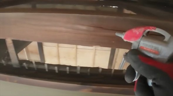 築年数不明のやばい家の床板をはがしたらえぐい量の土埃