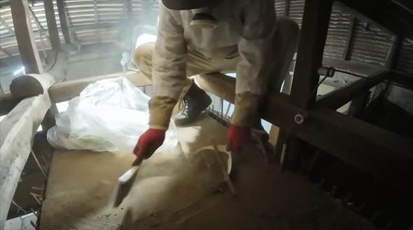 築年数不明のやばい家の床板をはがしたらえぐい量の土埃