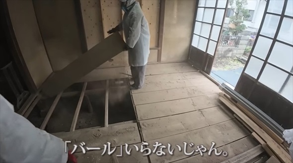 築年数不明のやばい家の床板をはがしたらえぐい量の土埃