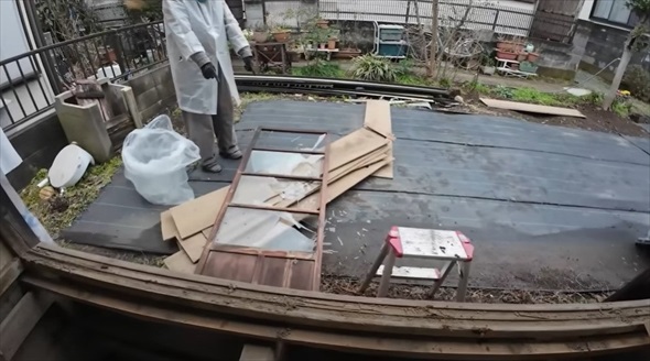 築年数不明のやばい家の床板をはがしたらえぐい量の土埃