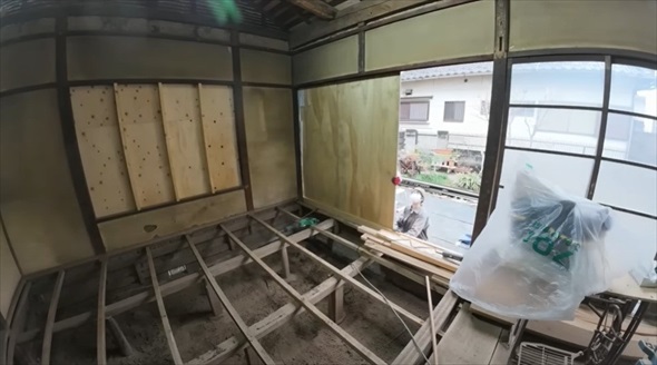 築年数不明のやばい家の床板をはがしたらえぐい量の土埃