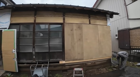 築年数不明のやばい家の床板をはがしたらえぐい量の土埃