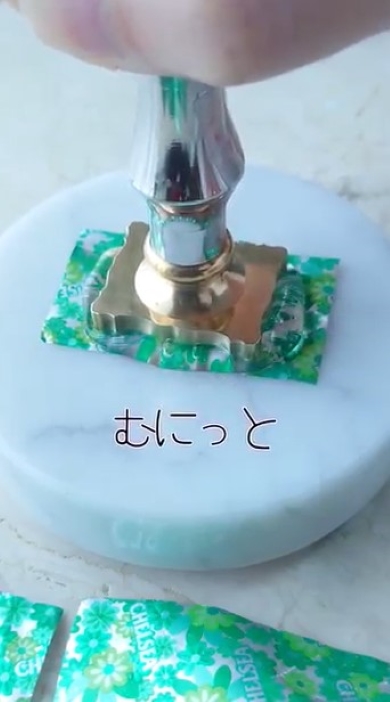 スタンプを押す画像