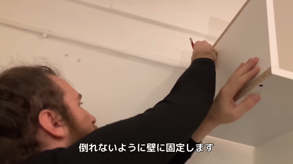 パリで四畳半の部屋に住むカップルがクローゼットをDIYする様子