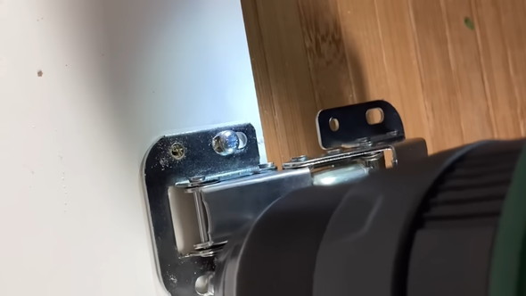 パリで四畳半の部屋に住むカップルがクローゼットをDIYする様子