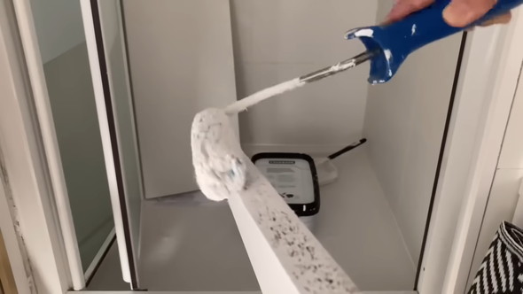 パリで四畳半の部屋に住むカップルがクローゼットをDIYする様子