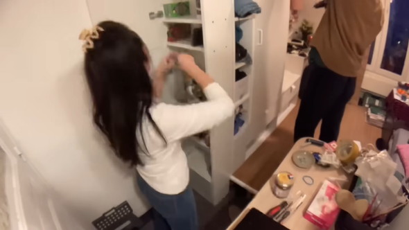 パリで四畳半の部屋に住むカップルがクローゼットをDIYする様子