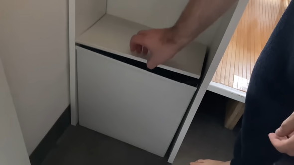 パリで四畳半の部屋に住むカップルがクローゼットをDIYする様子