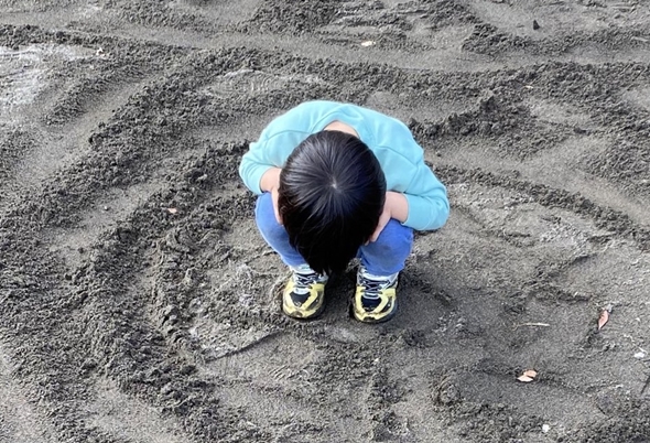 すねて動かない子ども