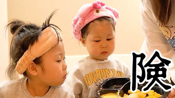 アメリカの小学校のランチを食べる家族