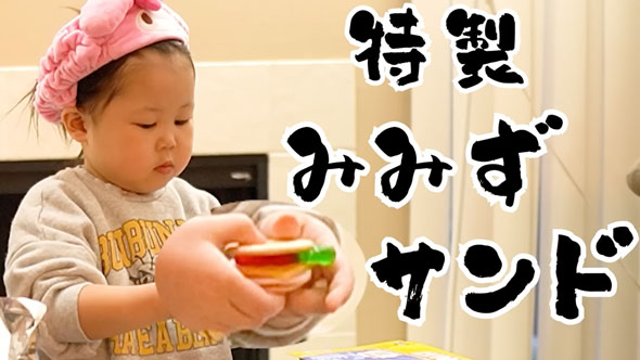 アメリカの小学校のランチを食べる家族