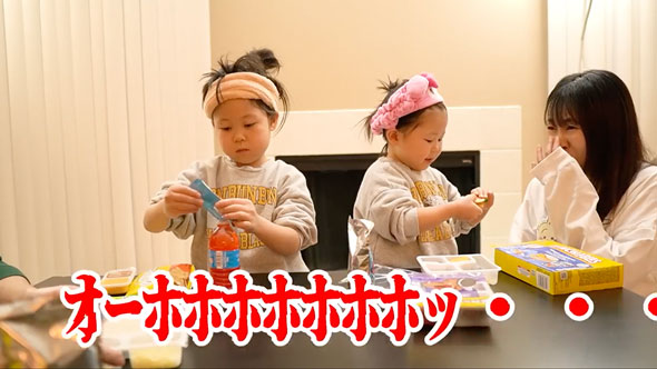 アメリカの小学校のランチを食べる家族