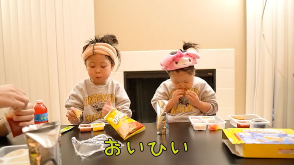 アメリカの小学校のランチを食べる家族