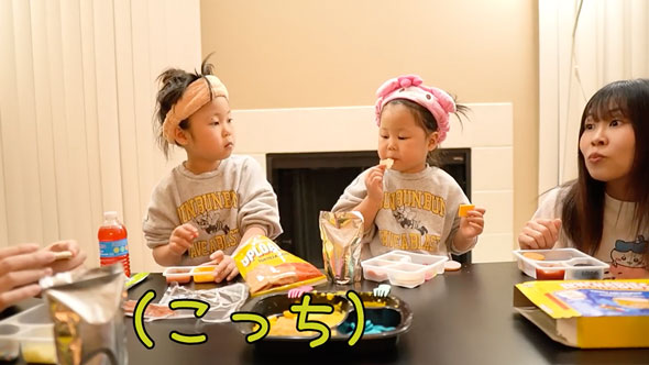 アメリカの小学校のランチを食べる家族