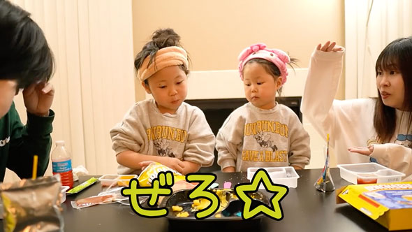 アメリカの小学校のランチを食べる家族