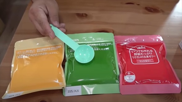 巨大リクガメにゼリーをプレゼント