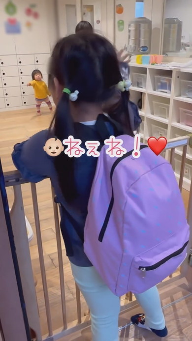 お姉ちゃんとママのお迎え時に見える1歳の子の反応の差