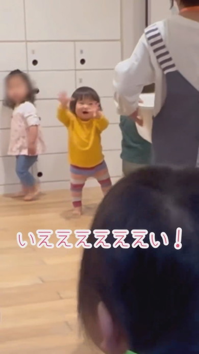 お姉ちゃんとママのお迎え時に見える1歳の子の反応の差