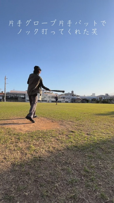 デート中に野球のお誘いをした夫にノックをして応えてくれる妻の様子