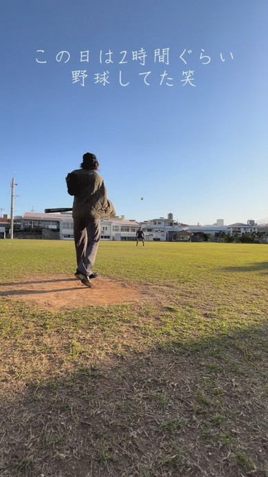 デート中に野球のお誘いをした夫にノックをして応えてくれる妻の様子