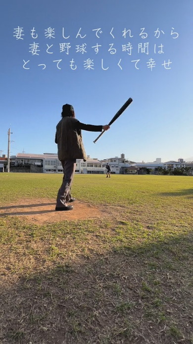 デート中に野球のお誘いをした夫にノックをして応えてくれる妻の様子