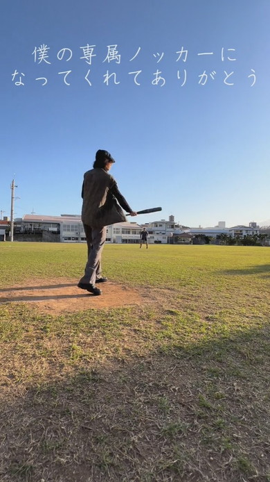 デート中に野球のお誘いをした夫にノックをして応えてくれる妻の様子