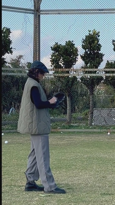 デート中に野球のお誘いをした夫にノックをして応えてくれる妻の様子