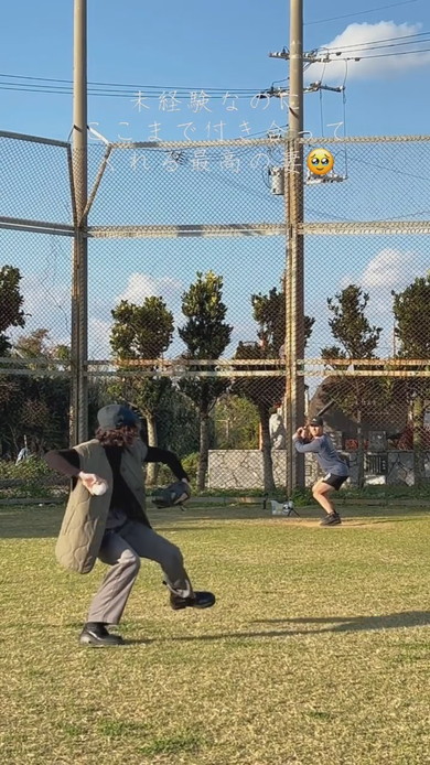 デート中に野球のお誘いをした夫にノックをして応えてくれる妻の様子