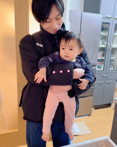 お兄ちゃんと離れたくない1歳妹