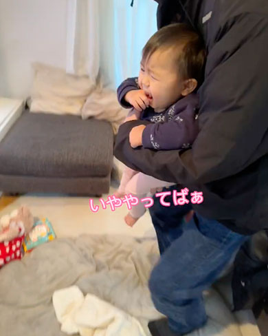 お兄ちゃんと離れたくない1歳妹