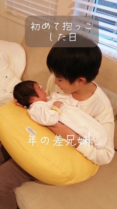 長男が次女を初めて抱っこした日