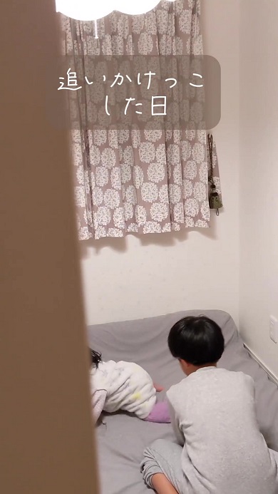 次女と追いかけっこする長男