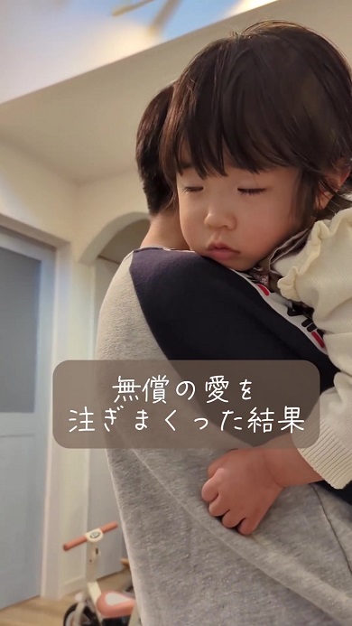 長男に抱っこしてもらい心地良さそうに目を閉じる次女