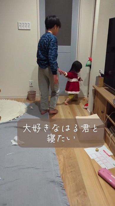 長男の手を引いて寝室に向かう次女