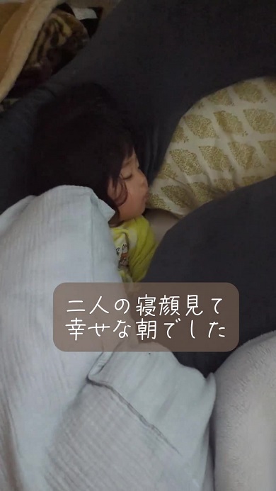 長男と次女の寝顔に幸せを感じたママ