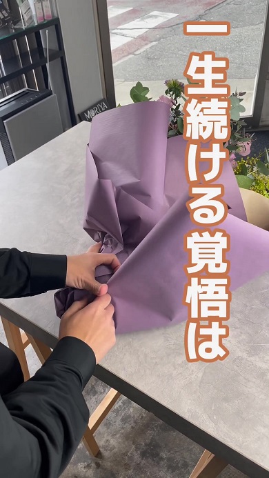 花束を作りながら花で生計を立てていくと決意した日の思い出を振り返る動画