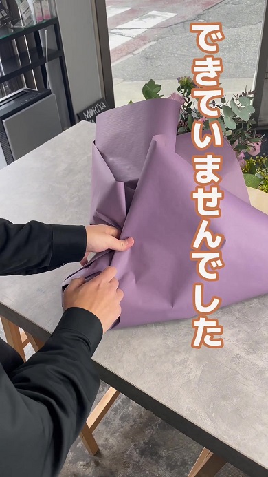 花束を作りながら花で生計を立てていくと決意した日の思い出を振り返る動画