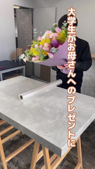 花束を作りながら花で生計を立てていくと決意した日の思い出を振り返る動画