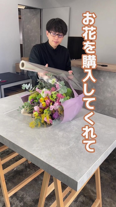 花束を作りながら花で生計を立てていくと決意した日の思い出を振り返る動画
