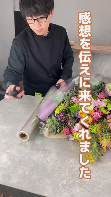 花束を作りながら花で生計を立てていくと決意した日の思い出を振り返る動画